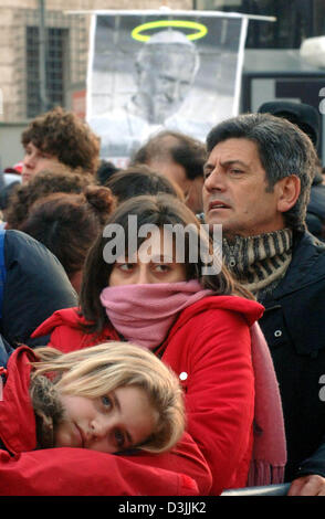 (Afp) - plusieurs milliers de pèlerins se tenir en lignes, qui sont de plusieurs kilomètres de long, en face de la Basilique Saint-Pierre au Vatican, le jeudi matin 07 avril 2005. Un jour avant l'enterrement du Pape, de plus en plus de pèlerins sont à venir. Les autorités italiennes s'attendent à ce que plus de trois millions de fidèles à Rome, Italie, pour jeudi et jusqu'à quatre millions de personnes pour le vendredi. Selon Banque D'Images