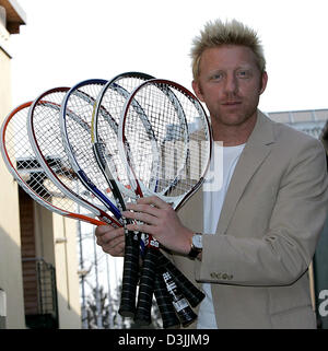 (Afp) - L'ancien joueur de tennis de classe mondiale et trois fois vainqueur de Wimbledon Boris Becker présente cinq nouvelles raquettes de tennis inMunich, Allemagne, 6 avril 2005. Les raquettes de différentes couleurs font partie d'une nouvelle collection, qui porte officiellement le nom de Becker. Le nom de la collection est "BB par VOELKL Tennis". Les cinq raquettes coûte entre 90 et 150 euros et sera dans les magasins en mai Banque D'Images