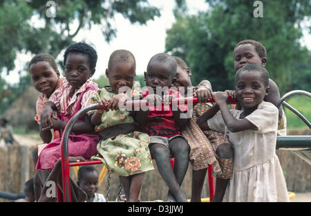 Jeunes enfants jouant dans un orphelinat. Kampala. Ouganda Banque D'Images