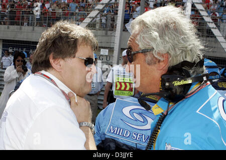 (Afp) - L'allemand Norbert Haug, Mercedes-Benz, L) et l'italien Flavio Briatore (Renault) en photo avant le Grand Prix de Bahreïn à la formule une piste près de Manama, Bahreïn, le 3 avril 2005. Banque D'Images