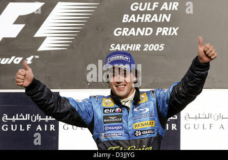 (Afp) - pilote de Formule 1 espagnol Fernando Alonso (Renault) sur la photo après avoir remporté le Grand Prix de Bahreïn à la formule une piste près de Manama, Bahreïn, le 3 avril 2005. Banque D'Images