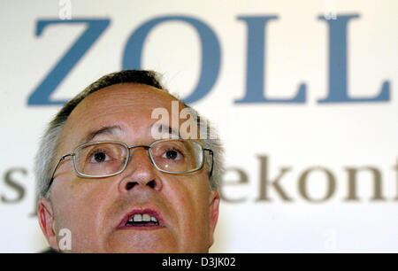 (Afp) - Hans Eichel (SPD), Ministre allemand des Finances, parle au cours de la conférence de presse annuelle du service des douanes allemandes à la frontière germano-suisse à Weil am Rhein, Allemagne, 01 avril 2005. Eichel veut augmenter le nombre d'agents chargés de l'enquête de 5200 à 7 000 actuellement, après les chiffres les plus récents ont montré que le travail illégal est en baisse pour la première tim Banque D'Images