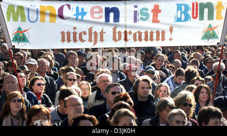 (Afp) - Des manifestants tenir le haut d'une bannière qui se lit "uenchen bunt ist nicht braun !' (Munich n'est pas coourful brown !) pour protester contre un rassemblement néo-Nazis à Munich, Allemagne, 02 avril 2005. 300 personnes ont participé au rassemblement néo-nazi alors que 6 000 personnes se sont joints à la protestation contre le rallye. Banque D'Images