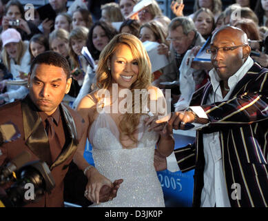 (Afp) - des gardes du corps pour le chanteur Mariah Carey (C), qui sourit alors qu'elle arrive pour la 14e Echo Awards à Berlin, 02 avril 2005. Banque D'Images
