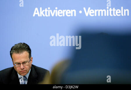 (Afp) - Frank-Juergen Weise, chef de l'Office fédéral de l'emploi (BA), est assis sur le podium lors de l'annonce de données sur le chômage pour le marché du travail allemand pour le mois de mars 2005 à l'Office fédéral de l'emploi à Nuremberg, Allemagne, 31 mars 2005. Le chômage sur une base non ajustée a diminué de 41 000 à 5 176 000, en abaissant le taux de chômage d'un dixième de point à 12,5 Banque D'Images