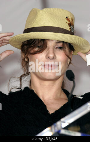 (Afp) - L'actrice Sandra Bullock, nous pose pour les photographes avec un chapeau après qu'elle a reçu une étoile sur le Hollywood Walk of Fame à Hollywood, Californie, USA, 24 mars 2005. Banque D'Images