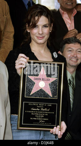 (Afp) - L'actrice Sandra Bullock nous pose pour les photographes en maintenant son prix dans sa main après qu'elle a reçu une étoile sur le Hollywood Walk of Fame à Hollywood, Californie, USA, 24 mars 2005. Banque D'Images