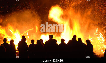 (Afp) - Des dizaines de spectateurs se tenir autour d'un énorme feu dans Hohenbuenstorf, Allemagne 26 mars 2005. Selon le croit, les païens de joie de Pâques dissipe les mauvais esprits de l'hiver, qui est une tradition depuis l'époque pré-chrétienne jusqu'à aujourd'hui dans le cadre de la fête de Pâques chrétienne. Banque D'Images