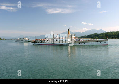 (Afp) - la roue à aubes à vapeur 'Ludwig Fessler' sur la photo du lac de Chiemsee entre l'île de Herreninsel et l'île Fraueninsel, Allemagne, 14 septembre 2004. Banque D'Images