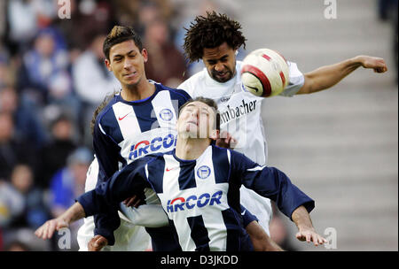 (Dpa) - Berlin's Josip Simunic (C) et Malik Fathi (L) essayez d'obtenir la balle lors d'un en-tête en face de Bielefeld est Patrick Owomoyela (R) pendant le jeu entre Hertha BSC Berlin et l'Arminia Bielefeld, à l'Olympia Stadium de Berlin, Allemagne, 19 mars 2005. Berlin a gagné 3-0. Banque D'Images