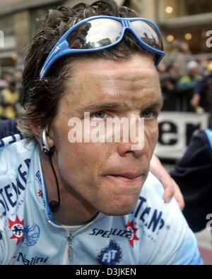 (Afp) - Le cyclisme allemand pro de Danilo Hondo Team Gerolsteiner semble épuisé comme il se déplace vers le podium pour la remise des prix après le 'Milan - San Remo' cycling tour à San Remo, Italie, 19 mars 2005. Hondo a pris la deuxième place. Banque D'Images