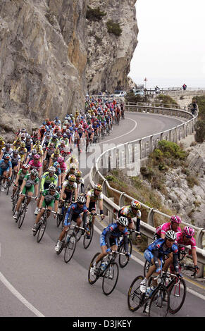 (Afp) - Un champ de cyclistes roulent leurs bicyclettes au cours de la descente 'Milan - San Remo' tour près de San Remo, Italie, 19 mars 2005. Banque D'Images