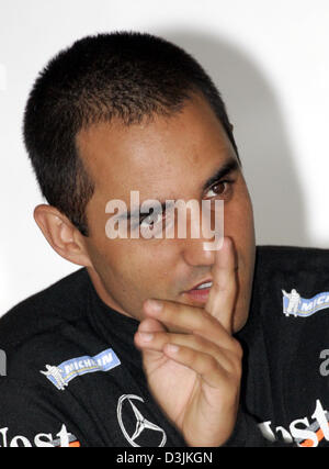 (Afp) - pilote de Formule 1 colombien Juan Pablo Montoya (McLaren Mercedes) gestes dans la fosse lors de la troisième session de formation au circuit Grand Prix de Malaisie à Sepang, près de Kuala Lumpur, Malaisie, 19 mars 2005. Le Grand Prix de Malaisie a eu lieu le 20 mars 2005. Banque D'Images