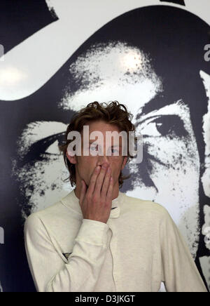 (Afp) - pilote de Formule 1 britannique Jenson Button de BAR Honda se trouve dans la fosse lors de la troisième session de formation au circuit Grand Prix de Malaisie à Sepang, près de Kuala Lumpur, Malaisie, 19 mars 2005. Le Grand Prix de Malaisie a eu lieu le 20 mars 2005. Banque D'Images