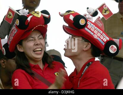 (Dpa) - Ferrari fans avant le Grand Prix de Malaisie à Sepang, près de Kuala Lumpur, Malaisie, le 20 mars 2005. Banque D'Images