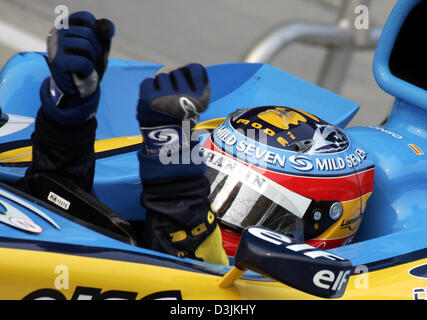 (Afp) - pilote de Formule 1 espagnol Fernando Alonso (Renault) sur la photo après sa victoire au Grand Prix de Malaisie à Sepang, près de Kuala Lumpur, Malaisie, le 20 mars 2005. Banque D'Images