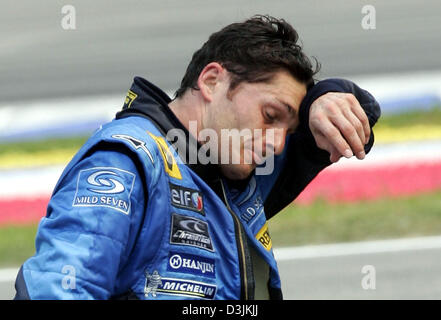 (Afp) - pilote de Formule 1 Italien Giancarlo Fisichella retourne aux stands après une collision avec le Mark Webber (BMW-Williams) au Grand Prix de Malaisie à Sepang, près de Kuala Lumpur, Malaisie, le 20 mars 2005. Banque D'Images