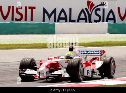 (Afp) - pilote de Formule 1 allemand Ralf Schumacher de l'écurie Panasonic Toyota Racing steers sa voiture de course par tour pendant la séance de formation au circuit Grand Prix de Malaisie à Sepang, près de Kuala Lumpur, Malaisie, le vendredi 18 mars 2005. Schumacher a inscrit le cinquième meilleur temps. Le Grand Prix de Malaisie a lieu le dimanche 20 mars 2005. Banque D'Images