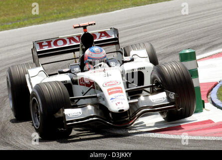 (Afp) - pilote de Formule 1 britannique Jenson Button de BAR Honda oriente sa voiture par un tour au cours de la deuxième session de formation au circuit Grand Prix de Malaisie à Sepang, près de Kuala Lumpur, Malaisie, 18 mars 2005. Le bouton pointé 8e meilleur temps. Le Grand Prix de Malaisie a lieu le 20 mars 2005. Banque D'Images