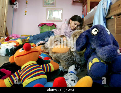 (Afp) - sept ans, Hanna joue en position couchée milieu d'innombrables animaux en peluche dans Vluyn, Allemagne, 12 mars 2005. Ce que ses parents jugent désordonné et chaotique est propre et soigné pour l'élève. Banque D'Images