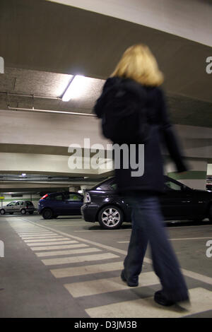 (Afp) - Une femme est sur son chemin vers sa voiture qui est garé à un emplacement de stationnement qui est réservé aux femmes dans un parking souterrain à Aschaffenburg, Allemagne, le 8 février 2005. Banque D'Images