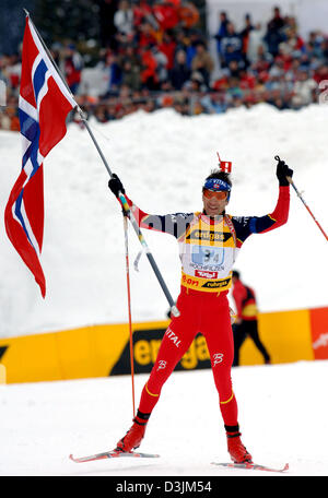 (Afp) - le biathlète norvégien Ole Einar Bjoerndalen célèbre et les vagues le drapeau de son pays comme la Norvège l'équipe de skieurs finale qui a remporté la médaille d'or chez les hommes 4 x 7,5 km épreuve de relais aux Championnats du monde de biathlon à Hochfilzen, en Autriche, le 12 mars 2005. Banque D'Images