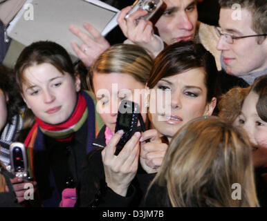 (Afp) - L'actrice Sandra Bullock NOUS (C) est titulaire d'un téléphone mobile avec un appareil photo dans ses mains alors qu'elle est entourée de fans lors de la première Allemande de son film 'Miss convivialité 2' à l'Cinestar cinéma de Berlin, Allemagne, 10 mars 2005. Banque D'Images