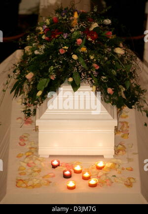 (Afp) - Le cercueil de Jessica qui est mort de faim dans la chapelle du cimetière Rahlstedt à Hambourg, Allemagne, le vendredi 11 mars 2005. La fillette de sept ans a été trouvé mort dans la famille, à Hamburg-Jenfeld le mardi de la semaine dernière. Jessica a pesé au moment de sa mort que de neuf kilogrammes et demi. Les 35 ans et les 49 ans et père d'arrestation ont été Banque D'Images