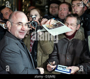 (Afp) - L'acteur britannique Bob Hoskins, signe des autographes pendant la présentation du film "Au delà de la mer" (USA) à Berlin, Allemagne, 13 février 2005. L'événement a eu lieu à l'occasion de la 55e Berlinale festival international du film. Banque D'Images