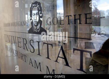 (Dpa) - voir à travers une porte en verre à l'entrée du bâtiment principal de l'université Johann Wolfgang Goethe de Francfort, Allemagne, 1 février 2005. Le bâtiment a été construit selon les plans de l'architecte allemand Hans Poelzig entre 1928 et 1931 alors que le siège de l'IG-Farben chemicals group. Après la Seconde Guerre mondiale, le bâtiment a servi jusqu'en 1995 Poelzig comme l'hea Banque D'Images