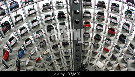 (Afp) - Divers nouvelle Volkswagen (VW) les voitures sur plates-formes dans l'un des tours de dépôt à l'usine de montage VW à Wolfsburg, Allemagne, 22 février 2005. Autour de 550 véhicules par jour sont expédiés de l'usine de clients en attente. Mots-clés : Economy-Business-Finance, EBF, entreprise informations, transports, VOLKSWAGEN, VW, plate-forme, de dépôt, de l'Allemagne tour :DEU, l'intérieur, gen Banque D'Images