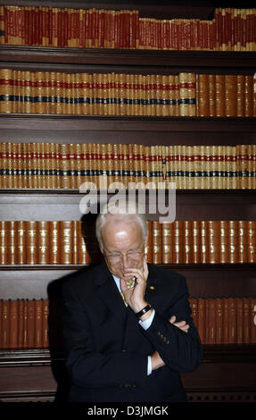 (Afp) - Le Premier Ministre bavarois Edmund Stoiber regarde vers le bas alors qu'il se tient devant une étagère qu'il attend que le président mexicain Vicente Fox au Los Pinos palais présidentiel de Mexico, Mexique, 07 mars 2005. Stoiber paie actuellement une visite de quatre jours au Mexique. Banque D'Images