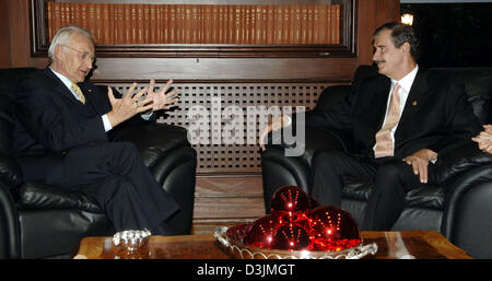 (Afp) - Le Premier Ministre bavarois Edmund Stoiber (L) se trouve en face le président mexicain Vicente Fox et les gestes qu'il parle à la résidence présidentielle Los Pinos en Mexico City, Mexico, 07 mars 2005. Le Mexique était intéressé par une collaboration plus étroite avec l'UE, l'Allemagne et de la Bavière, Fox a déclaré après la rencontre. Stoiber est en ce moment à payer une visite de quatre jours au Mexique. Banque D'Images