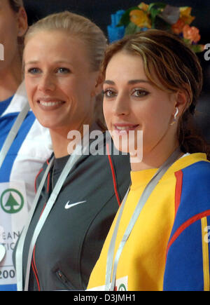 (Afp) - le sauteur en longueur allemande Bianca Kappler (L) se trouve à côté de long roumaine Adina cavalier Anton durant la cérémonie de remise des médailles à la 28e championnat d'Europe Indoor d'athlétisme à Madrid, Espagne, 06 mars 2005. Le jury n'a pas accepté la réalisation de Kappler 6,96 mètres en raison d'une erreur de mesure. Cependant, après l'examen des images de télévision du saut, le le jury de l'EA Banque D'Images