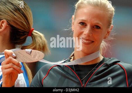 (Afp) - le sauteur en longueur allemande Bianca Kappler sourire alors qu'elle présente sa médaille de bronze lors de la cérémonie de remise des médailles à la 28e championnat d'Europe Indoor d'athlétisme à Madrid, Espagne, 06 mars 2005. Le jury n'a pas accepté la réalisation de Kappler 6,96 mètres en raison d'une erreur de mesure. Cependant, après l'examen des images de télévision du saut, le jury de l'EAA (European Athl Banque D'Images