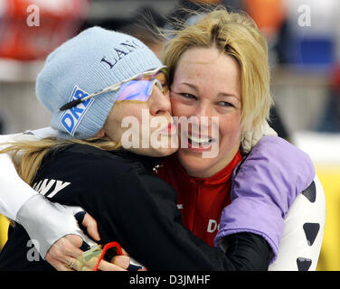 (Afp) - La patineuse de vitesse Allemande Anni Friesinger (L) et la patineuse de vitesse néerlandaise Marianne Timmer féliciter eux-mêmes après avoir terminé en deuxième et troisième place respectivement chez les femmes de la course de 1000 mètres au Championnat du monde de patinage de vitesse à Inzell, Allemagne, 6 mars 2005. Banque D'Images