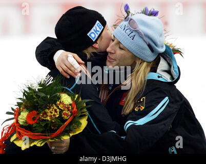 (Afp) - La patineuse de vitesse Allemande Anni Friesinger (R) célèbre avec la deuxième place Claudia Pechstein après avoir remporté le Women's 5000 mètres au Championnat du monde de patinage de vitesse à Inzell, Allemagne, 6 mars 2005. Banque D'Images