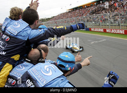 (Dpa) - mécanique de Renault de ralliement de l'équipe pilote de Formule 1 Italien Giancarlo Fisichella qu'il conduit à leur passé le Grand Prix d'Australie à Melbourne, Australie, 06 mars 2005. Fisichella a remporté l'avant du pilote brésilien Rubens Barrichello et Fernando Alonso, de l'Espagne. Banque D'Images