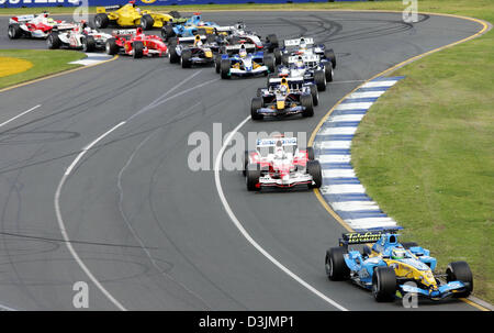 (Afp) - pilote de Formule 1 Italien Giancarlo Fisichella (Renault), R bas conduit le pack de voitures de course dans le premier virage après le début de la Grand Prix d'Australie à Melbourne, Australie, 06 mars 2005. Fisichella a remporté l'avant du pilote brésilien Rubens Barrichello et Fernando Alonso, de l'Espagne. Banque D'Images