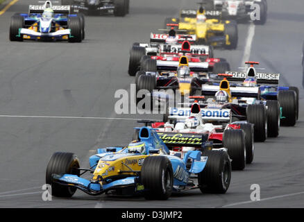 (Afp) - pilote de Formule 1 Italien Giancarlo Fisichella (Renault) en bas, c est le pack de voitures de course dans le premier virage après le début de la Grand Prix d'Australie à Melbourne, Australie, 06 mars 2005. Fisichella a remporté l'avant du pilote brésilien Rubens Barrichello et Fernando Alonso, de l'Espagne. Banque D'Images