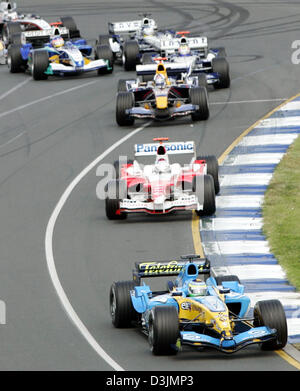 (Afp) - pilote de Formule 1 Italien Giancarlo Fisichella (Renault), R bas conduit le pack de voitures de course dans le premier virage après le début de la Grand Prix d'Australie à Melbourne, Australie, 06 mars 2005. Fisichella a remporté l'avant du pilote brésilien Rubens Barrichello et Fernando Alonso, de l'Espagne. Banque D'Images