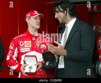 (Afp) - L'Allemand pilote de Formule 1 Michael Schumacher (Ferrari) rencontre Australian médaille d'or olympique de natation Ian Thorpe (R) en tant qu'ils présentent un ensemble de montres sur le circuit du Grand Prix de l'Albert Park, Melbourne, Australie, 05 mars 2005. Banque D'Images