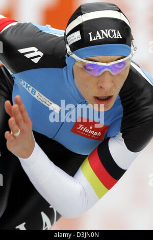 (Afp) - La patineuse de vitesse Allemande Anni Friesinger courses du 1 500 mètres lors des Championnats du monde de patinage de vitesse à Inzell, Allemagne, 3 mars 2005. Après avoir remporté trois titres d'affilée les 28 ans, le favori local a dû se contenter de la deuxième place derrière les Cindy Klassen. Banque D'Images