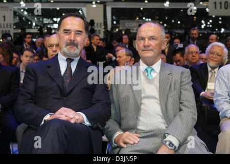 Bernd Pischetsrieder (L), PDG de Volkswagen, et Ferdinand Piëch (R), président du conseil de surveillance de Volkswagen prendre part à la présentation d'un nouveau modèle de voiture Audi Fabricant au 'Autosalon', exposition de voitures, à Genève, en Suisse, le mardi, 01 mars 2005. Les visiteurs peuvent voir les nouveautés dans l'industrie automobile à partir du 03 mars au 13 mars 2005. Banque D'Images