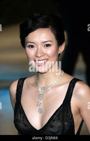 (Afp) - L'actrice chinoise Zhang Ziyi sourire alors qu'elle arrive pour la 77e Oscars au Kodak Theatre de Los Angeles, Californie, USA, 27 février 2005. Banque D'Images