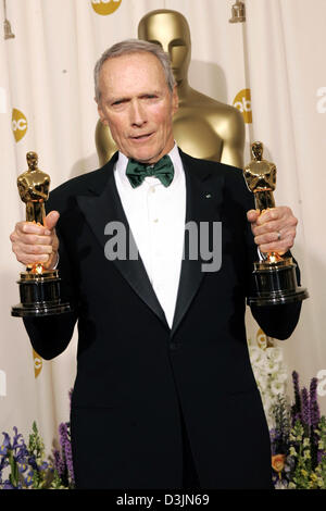 (Afp) - le double de l'acteur et réalisateur américain Clint Eastwood pose avec ses trophées à la 77e soirée des Oscars à Hollywood, Los Angeles, USA, 27 février 2005. Banque D'Images