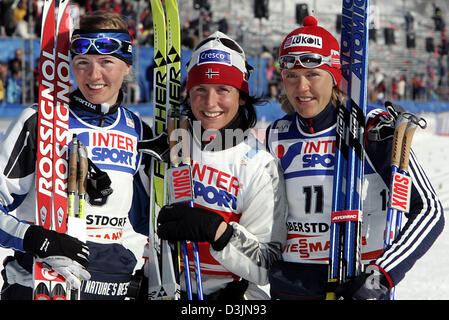 (Afp) - La Norvège est Marit Bjoergen (C) pose avec la Finlande Virpi Kuitonen (L) et le russe Natalia Baranova-Masolkina durant la cérémonie de remise des prix après avoir remporté le Women's à 30 kilomètres de ski de fond à l'événement de championnat du monde de ski nordique à Oberstdorf, Allemagne, 26 février 2005. Bjoergen a gagné l'or, argent et Kuitonen Baranova-Masolkina gold. Banque D'Images