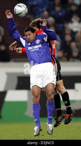 (Afp) - L'Ailton Schalke et Hanovre avant's Steven Cherundolo lutte pour l'en-tête dans la Bundesliga match de football entre le FC Schalke 04 et Hanovre 96 à Gelsenkirchen, Allemagne, 27 février 2005. Banque D'Images