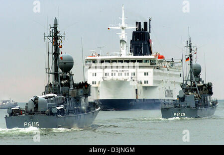 (Afp) - Deux vedettes du 2e escadron en bateau à voile passé le ferry 'Prins Joachim' (C) sur le chemin de la mer Baltique de la marine allemande à base de Rostock-Warnemuende, Allemagne, 24 février 2005. Les deux navires de la marine font partie d'un escadron de formation comprenant 11 navires qui participent à une formation de cinq semaines sur la mer Baltique maneouver avec d'autres squardons de P Banque D'Images