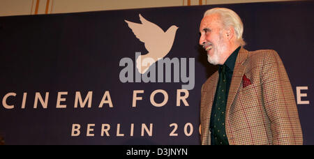 (Afp) - L'acteur Britannique Christopher Lee arrive pour une conférence de presse pour le gala de charité "Cinéma pour la Paix' à Berlin, Allemagne, 13 février 2005. L'activité de bienfaisance, qui a eu lieu le 14 février, a été l'un des points forts de cette année, la 55e Berlinale festival international du film. Recettes vont à l'UNICEF. Banque D'Images